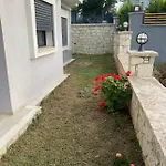 Cesme-muestakil Oezel Havuzlu 4 Arti 1 וילה