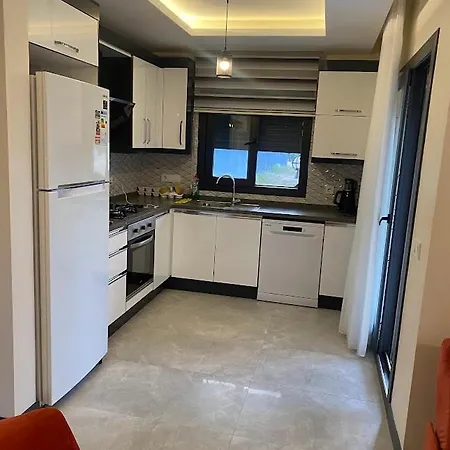 Cesme-muestakil Oezel Havuzlu 4 Arti 1 * Çeşme