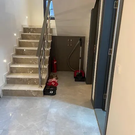 Cesme-muestakil Oezel Havuzlu 4 Arti 1 וילה