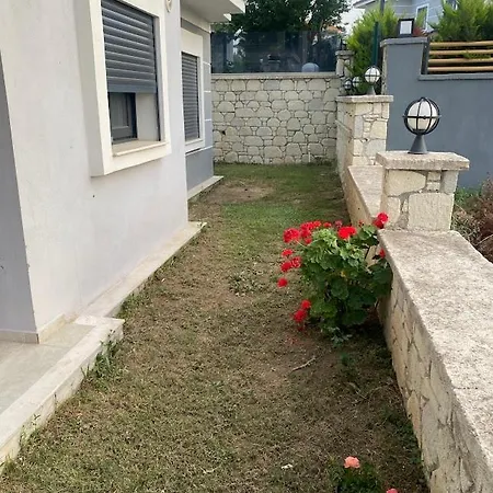 Cesme-muestakil Oezel Havuzlu 4 Arti 1 וילה