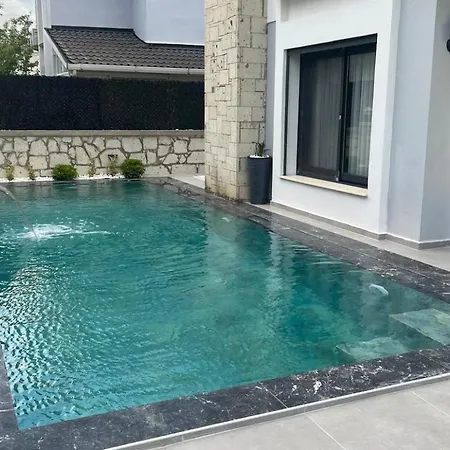 Cesme-muestakil Oezel Havuzlu 4 Arti 1 Çeşme