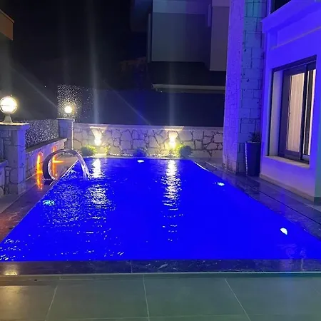 Cesme-muestakil Oezel Havuzlu 4 Arti 1 * Çeşme