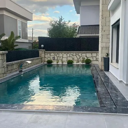 çeşme-müstakıl özel Havuzlu 4 Arti 1 Villa