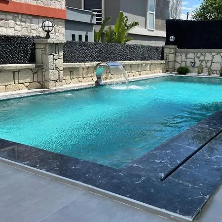 Cesme-muestakil Oezel Havuzlu 4 Arti 1 Villa Çeşme