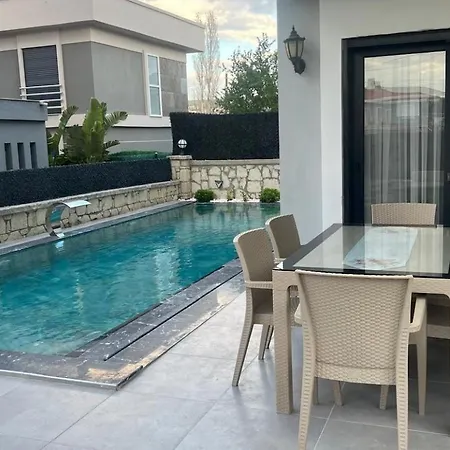 Villa Cesme-muestakil Oezel Havuzlu 4 Arti 1 Çeşme