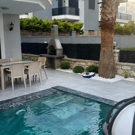 Cesme-muestakil Oezel Havuzlu 4 Arti 1 *