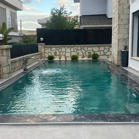 Villa Cesme-muestakil Oezel Havuzlu 4 Arti 1 Çeşme