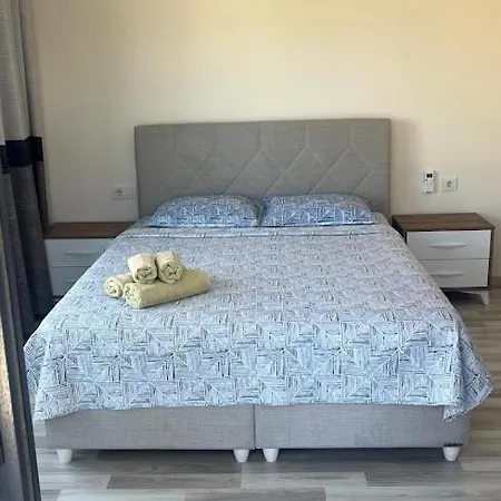 Cesme-muestakil Oezel Havuzlu 4 Arti 1 Villa