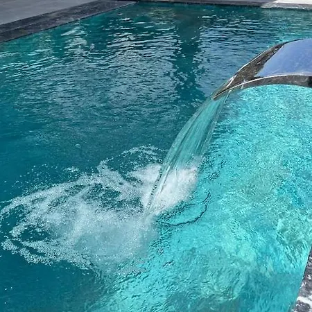Cesme-muestakil Oezel Havuzlu 4 Arti 1 Villa *