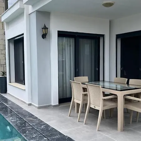 Cesme-muestakil Oezel Havuzlu 4 Arti 1 *