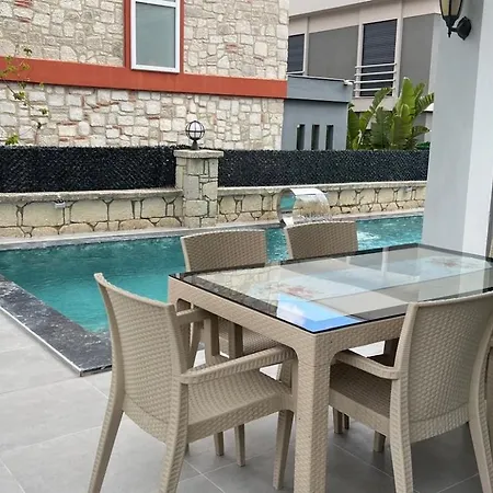çeşme-müstakıl özel Havuzlu 4 Arti 1 Villa *