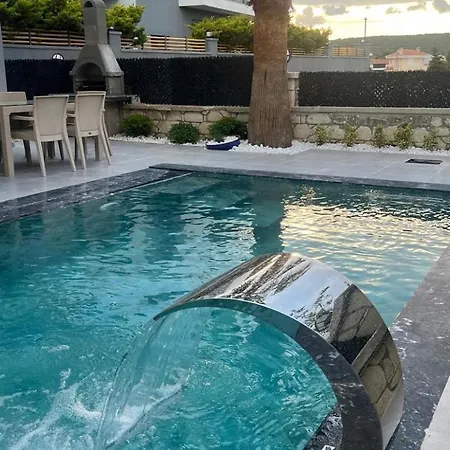 Cesme-muestakil Oezel Havuzlu 4 Arti 1 Villa