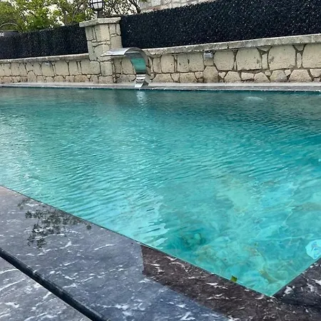 Cesme-muestakil Oezel Havuzlu 4 Arti 1 * Çeşme