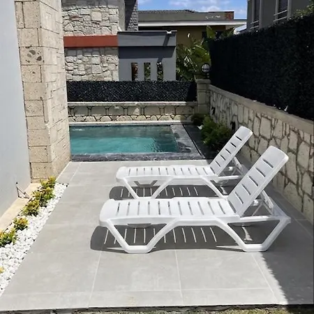 Cesme-muestakil Oezel Havuzlu 4 Arti 1 Villa *