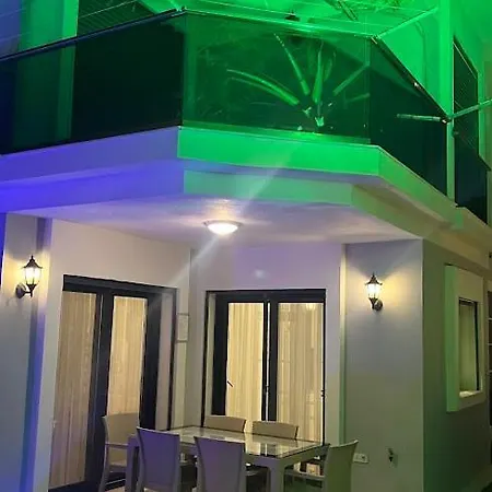 Villa Cesme-muestakil Oezel Havuzlu 4 Arti 1 *