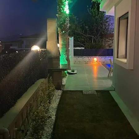Cesme-muestakil Oezel Havuzlu 4 Arti 1 Villa *