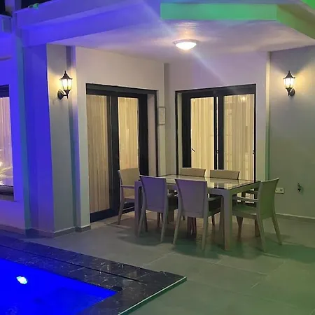 Cesme-muestakil Oezel Havuzlu 4 Arti 1