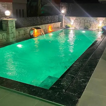 Cesme-muestakil Oezel Havuzlu 4 Arti 1