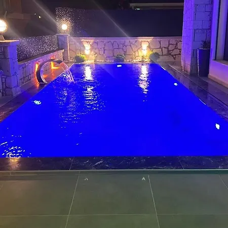 Cesme-muestakil Oezel Havuzlu 4 Arti 1 Çeşme