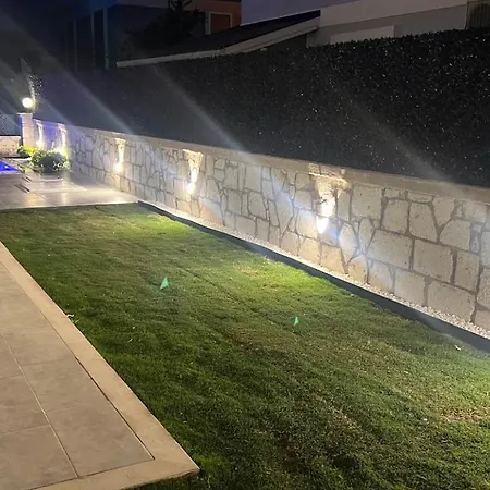 Cesme-muestakil Oezel Havuzlu 4 Arti 1 *