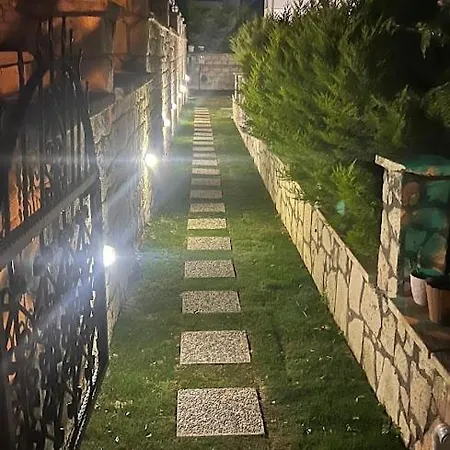 Cesme-muestakil Oezel Havuzlu 4 Arti 1 Villa