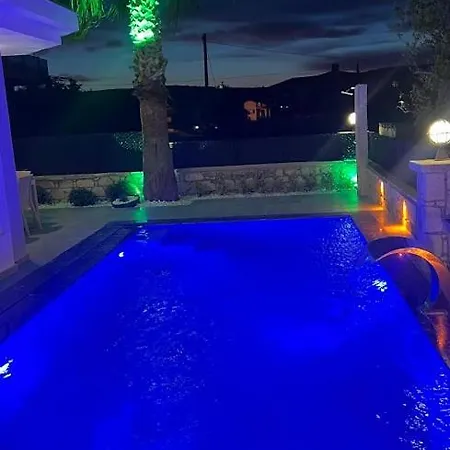 Cesme-muestakil Oezel Havuzlu 4 Arti 1 Βίλα *