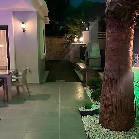 Cesme-muestakil Oezel Havuzlu 4 Arti 1 *