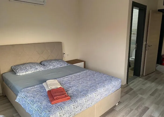 Cesme-muestakil Oezel Havuzlu 4 Arti 1