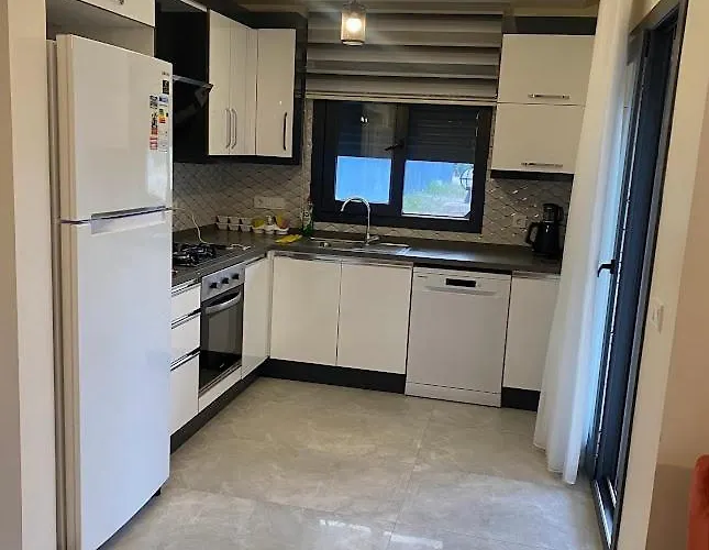 Cesme-muestakil Oezel Havuzlu 4 Arti 1 * Çeşme