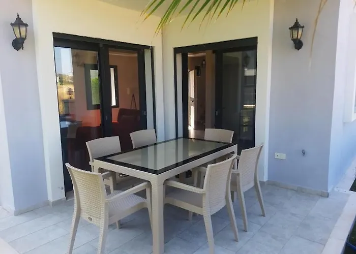 Cesme-muestakil Oezel Havuzlu 4 Arti 1 וילה