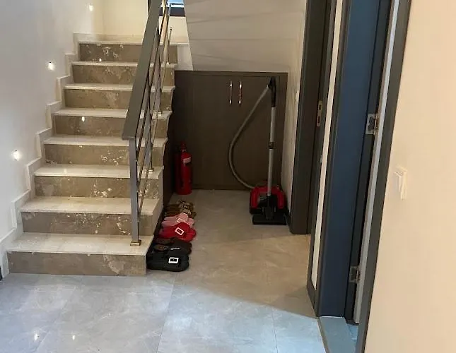 Cesme-muestakil Oezel Havuzlu 4 Arti 1 וילה