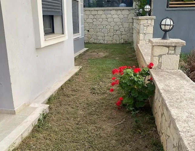 Cesme-muestakil Oezel Havuzlu 4 Arti 1 וילה