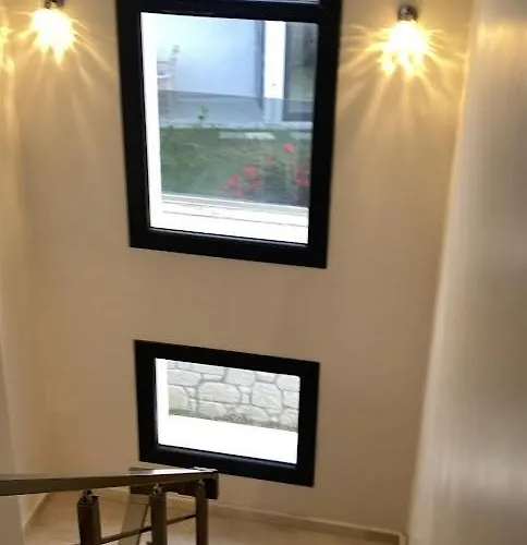 Cesme-muestakil Oezel Havuzlu 4 Arti 1 * Çeşme